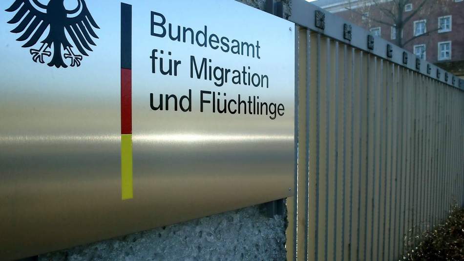 Göç ve Mülteciler Dairesi’ndeki yolsuzluklar Merkel’i zora soktu