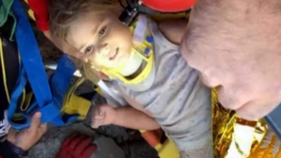 Izmir Deprem Ayda Bebek / Bir Mucize Daha Ayda Bebek Izmir Deprem Ayda Bebek / Bir Mucize Daha Ayda Bebek