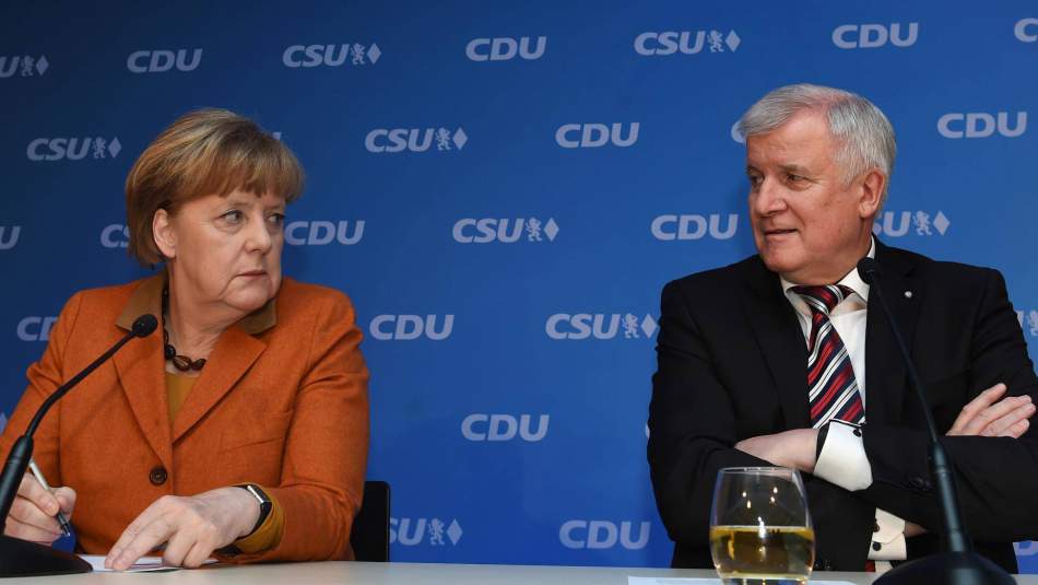 Berlin'de koalisyon dağılmanın eşiğinde: Seehofer istifa etti