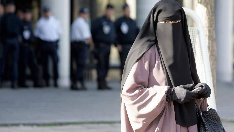 Hollanda'da Burka ve Peçeyi Yasakladı