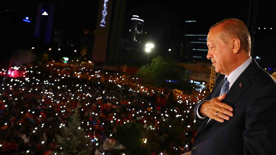 CB Erdoğan balkonda: "Mesajı aldık, çok çalışacağız"