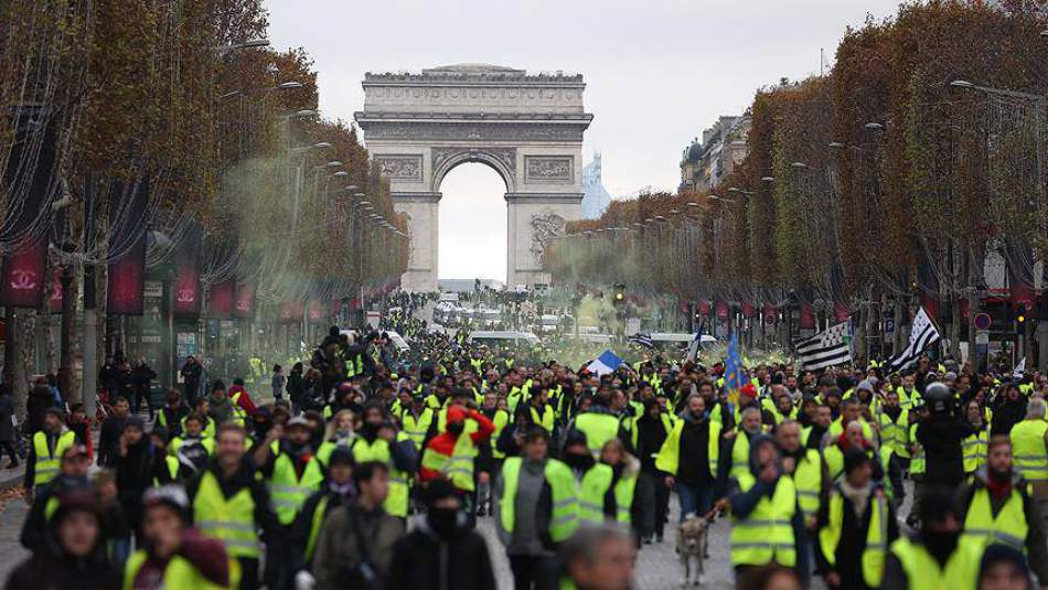 Sarı Yeleklilere Paris'te Gösteri Yasağı