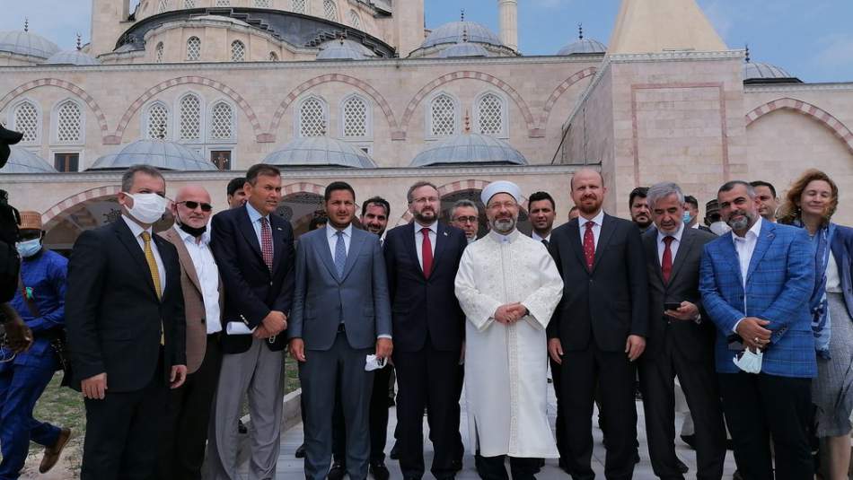Türkiye tarafından inşa edilen Gana Millet Cami ve Külliyesi ibadete açıldı