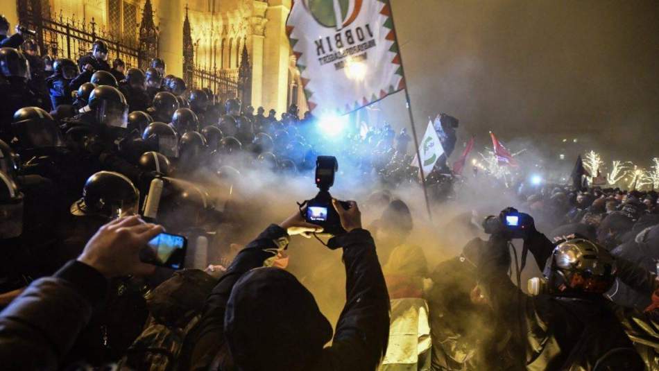 Macaristan'da halk protesto için sokaklarda