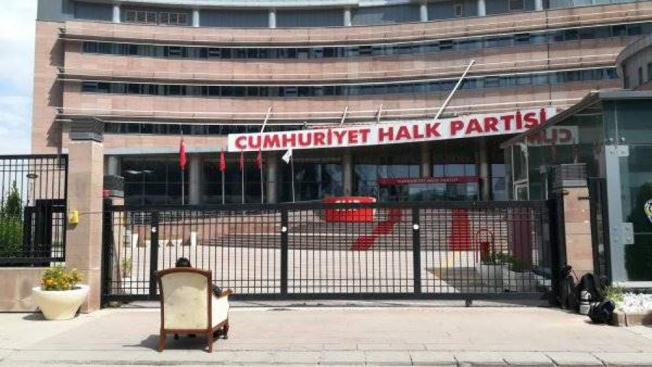 CHP Genel Merkezi önünde koltuklu eylem