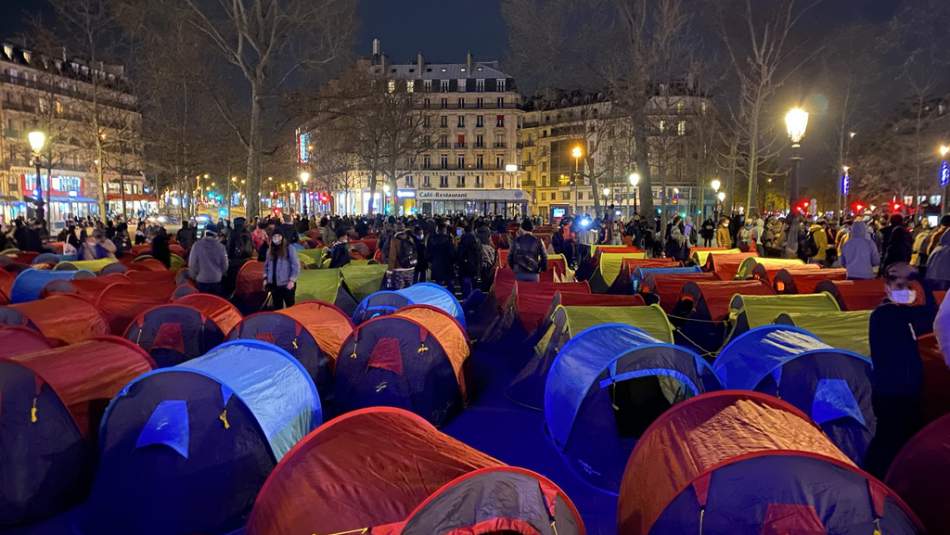 Sığınmacılar Paris'in Göbeğinde Kamp Kurdu