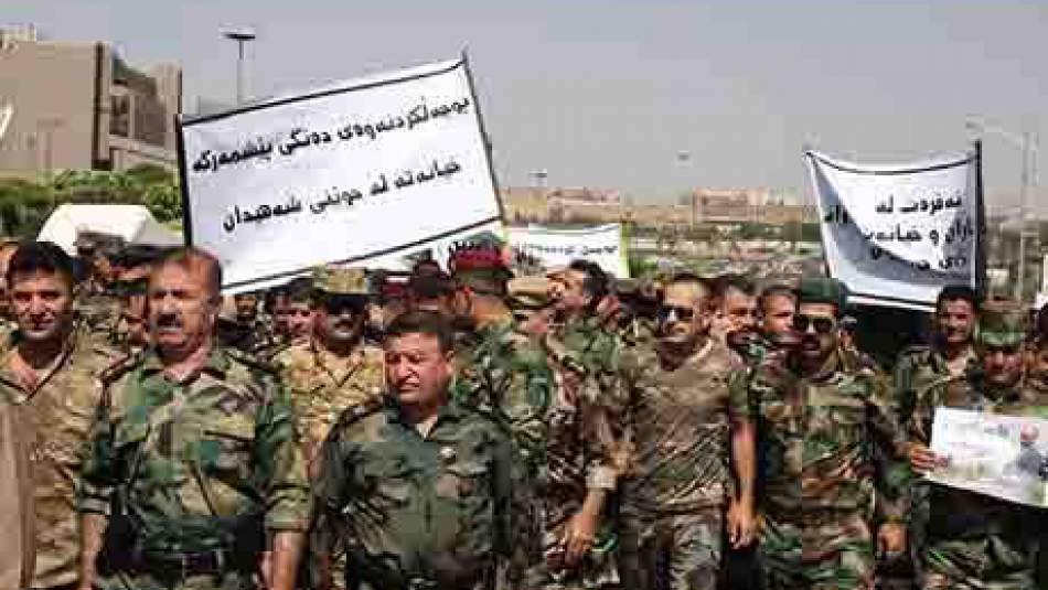 Irak'ta binlerce peşmerge sokağa döküldü
