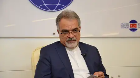 İran Eski Büyükelçisi Ferazmend: Suriye’de Kutsal Mekanlara Baskın Yapılmadı, Azınlıklar İnfaz Edilmedi