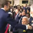 Modi’nin Eli Havada Kaldı, Macron Sıkmadı