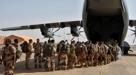 Fransa'nın Batı Afrika'daki Hakimiyeti Sona Eriyor, Son iki Askeri Üsten de Çekilmek Zorunda Kaldı
