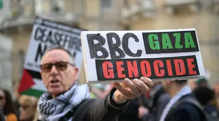 İsrail Soykırımına Sessiz Kalarak Dolaylı Destek Sağlayan İngiliz BBC Önünde Toplanan Protestocular "Enes’i Siz Öldürdünüz" Sloganı Attı