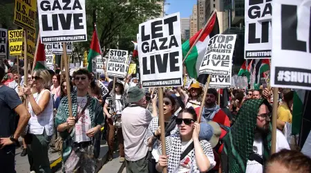 "Onlar Wall Street"te  "Onlar Beyaz Saray'da": Binlerce Kişi New York'ta İsrail'i Sloganlarla Protesto Etti