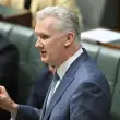 “Yahudilere İhanet Eden Zayıf Bir Politikacı Olarak Hatırlanacaksınız” Diyen Netanyahu’ya Avustralya İçişleri Bakanı Tony Burke Cevap Verdi: “Güç, Havaya Uçurduğunuz İnsan Sayısı ile Ölçülmez”