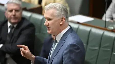 “Yahudilere İhanet Eden Zayıf Bir Politikacı Olarak Hatırlanacaksınız” Diyen Netanyahu’ya Avustralya İçişleri Bakanı Tony Burke Cevap Verdi: “Güç, Havaya Uçurduğunuz İnsan Sayısı ile Ölçülmez”