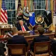 AB Liderleri Papa ve Trump’ın Huzurunda El Pençe Divan Vaziyette