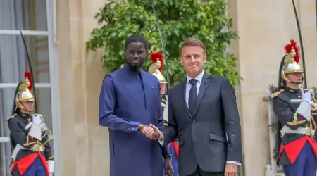 Paris’te Macron’la Görüşen Senegal Devlet Başkanı Faye, İlişkilerin Canlanması için Şartlarını Açıkladı