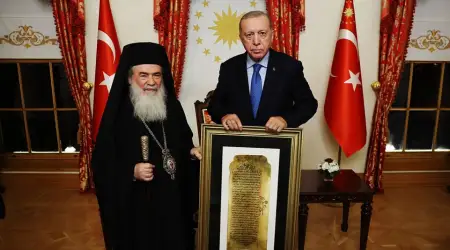 HABER ANALİZ: Kudüs Ortodoks Patriği Hz.Ömer’in Emannamesi’nin Kopyasını Cumhurbaşkanı Erdoğan’a Sundu