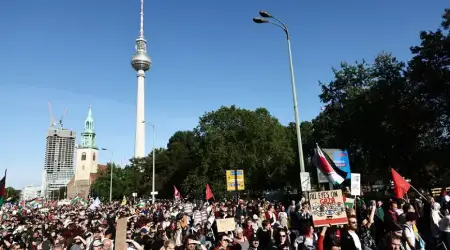 Alman Hükümetinin İsrail’i Desteklemesine Rağmen Berlin’de 50 Bin Kişi Filistin’e Destek Mitingi Düzenledi