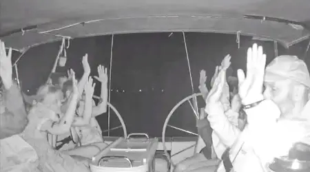 Terörist İsrail Gazze’de Soykırıma Uğrayan Halka İnsani Yardım Götüren Aktivistlerin Ellerini Kelepçeledi