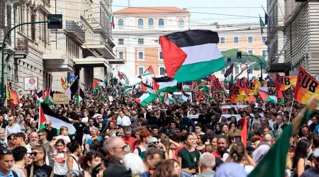 İtalya’da İsrail’i Protesto Gösterilerine Halkın Yanında Polis de Katıldı