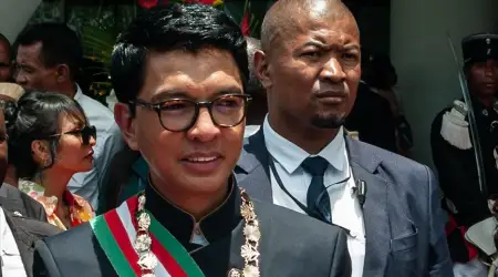Fransa, Protestolar ve Ordu Ayaklanması Nedeniyle Madagaskar Devlet Başkanı'nı Tahliye Etti