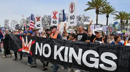 ABD’de 50 Eyalette 2500 Şehirde 7 Milyon Kişi Trump’ı Protesto Etti: “Krallara Hayır”