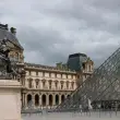 Fransa’nın Louvre Müzesi Soyuldu, Ziyarete Kapatıldı