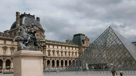 Fransa’nın Louvre Müzesi Soyuldu, Ziyarete Kapatıldı