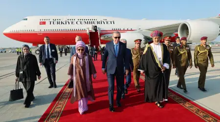 Cumhurbaşkanı Erdoğan Umman’da Resmî Törenle Karşılandı, Sultan Heysem bin Tarık’a Togg Hediye Etti