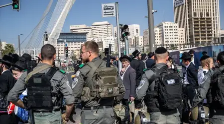 Batı Kudüs’te On Binlerce Haredi Yahudi Netanyahu’ya Karşı Yürüdü