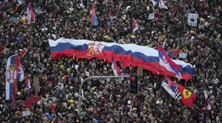 Belgrad’da Cumhurbaşkanı Vučić Destekçileriyle Gençler Arasında Çıkan Çatışmada Onlarca Kişi Yaralandı