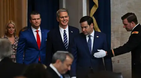 ABD’li Bakanlar Sivil Halkın İçinde İkamet Etmekten Korktuğu İçin Askeri Üslere Taşındılar