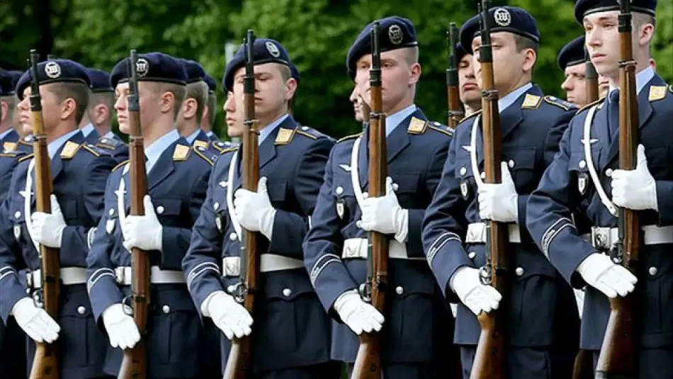 Almanya Büyük Bir Savaş Çıkacağı Korkusunu Yayarak Güçlü Bir Ordu Kurma Çabasına Halk Desteği Arıyor