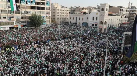 Diktatörü Deviren Suriye Halkı, Ülkenin Her Yerinde Meydanları Doldurarak Devrimin Yıldönümünü Kutluyor