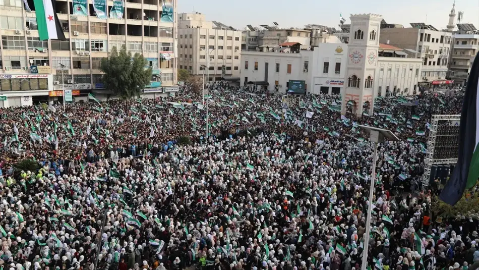Diktatörü Deviren Suriye Halkı, Ülkenin Her Yerinde Meydanları Doldurarak Devrimin Yıldönümünü Kutluyor