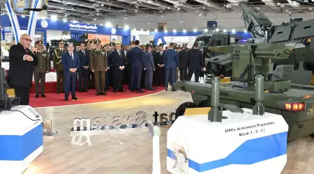 Mısır Cumhurbaşkanı Türk Askeri Ürünlerinin Standını Ziyaret Etti