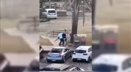 İsrail Filistin’de Soykırım Yaparken Avustralya’da Hanuka Kutlaması Yapan Yahudilere Saldıran Kişiye Suriye Asıllı Ahmed el Ahmed Müdahale Etti