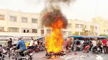 İran’da Protestocular Kasım Süleymani’yi de Yaktılar, Sokaklar Alev Alev