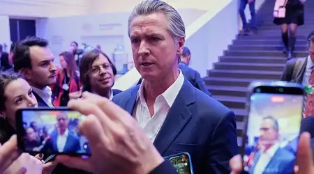 California Valisi’nden Davos’taki Liderlere: Trump’a Nezaketi Bırakın, Kafasına Yumruk Atın