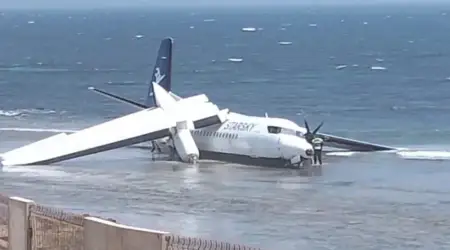 Mogadişu’da Yolcu Uçağı Pistten Çıkarak Denize Girdi