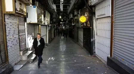 İran Protesto Eylemlerine Destek Verdiği Bahanesiyle Çok Sayıda İşletmeyi Kapatarak Cezalandırdı
