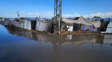 Gazze’de İnsanlık Dramı Devam Ediyor, Çadırları Su Bastı