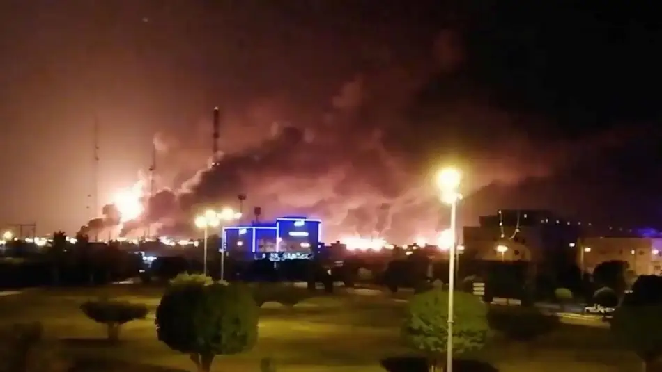 Suudi Arabistan ARAMCO Tesisleri Saldırıya Uğradı, Vurulan F-15 Uçağından Paraşütle Atlayan Pilotu Yere İndiğinde Kuveytliler Sopa ile Karşıladılar