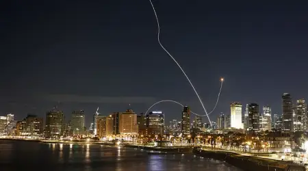 İran Devrim Muhafızları Ordusu, Bahreyn'de Bulunan ABD Donanma Filosunu, Birleşik Arap Emirlikleri'nde (BAE) ABD'ye Ait Minhad Üssü ve Kuveyt'teki Amerikan Üssünü Füze ve İnsansız Hava Araçlarıyla Vurduğunu Duyurdu