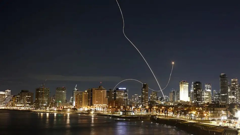 İran Devrim Muhafızları Ordusu, Bahreyn'de Bulunan ABD Donanma Filosunu, Birleşik Arap Emirlikleri'nde (BAE) ABD'ye Ait Minhad Üssü ve Kuveyt'teki Amerikan Üssünü Füze ve İnsansız Hava Araçlarıyla Vurduğunu Duyurdu