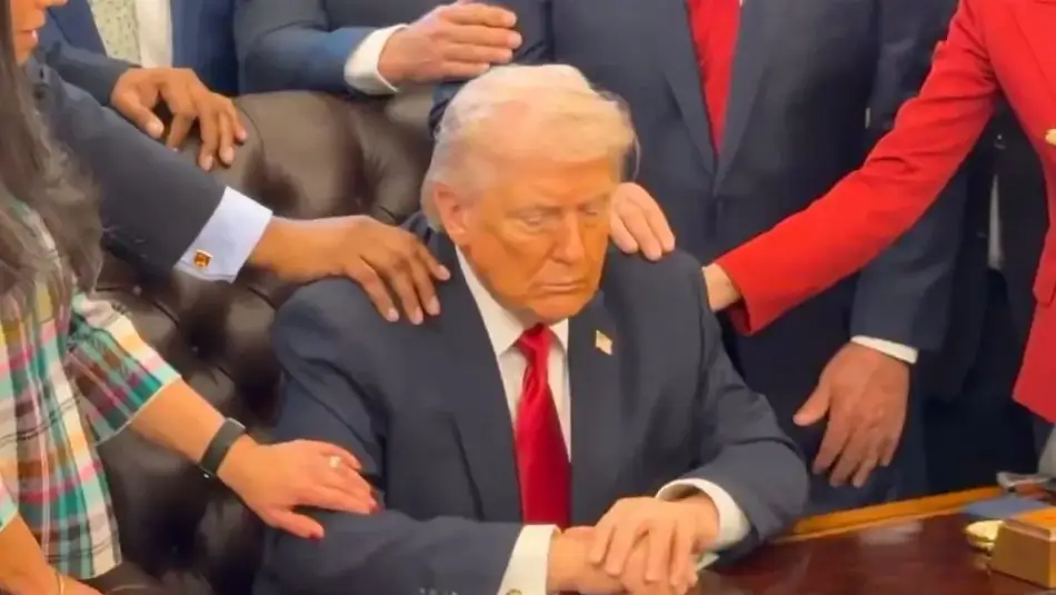 Sapık Epstein Rezaletleri ile Suçlanan Trump için Papazlar Beyaz Saray’da Dua Seansı Yaptı