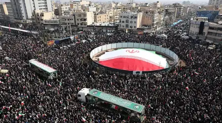 ABD ve İsrail Saldırılarında Katledilen Komutanlar ve Çocuklar için Tahran’da Büyük Kalabalıkların Katıldığı Bir Cenaze Töreni Düzenlendi