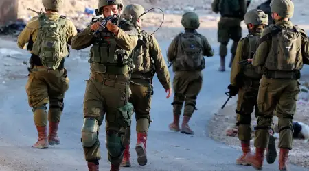 Soykırım Ordusu Namaz Kılan Filistinlilere Müdahale Etti