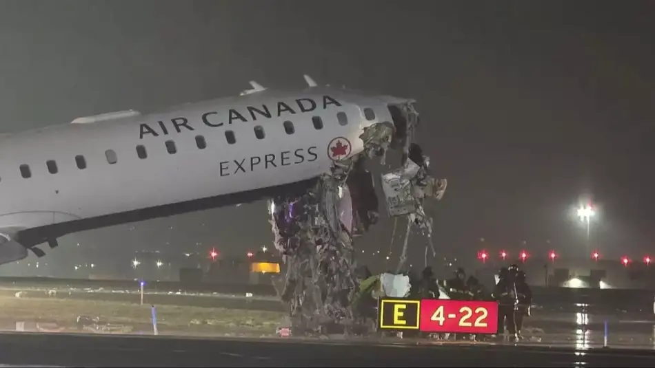 New York’ta Yolcu Uçağı Araçla Çarpıştı, Ölü ve Yaralılar Var