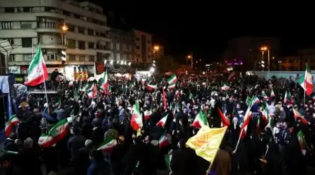 İran’da Sokaklara Akın Eden Halk Zafer Kutlamaları Yapıyor, Washington’da ise Savaş Karşıtı Gösteriler Yapılıyor